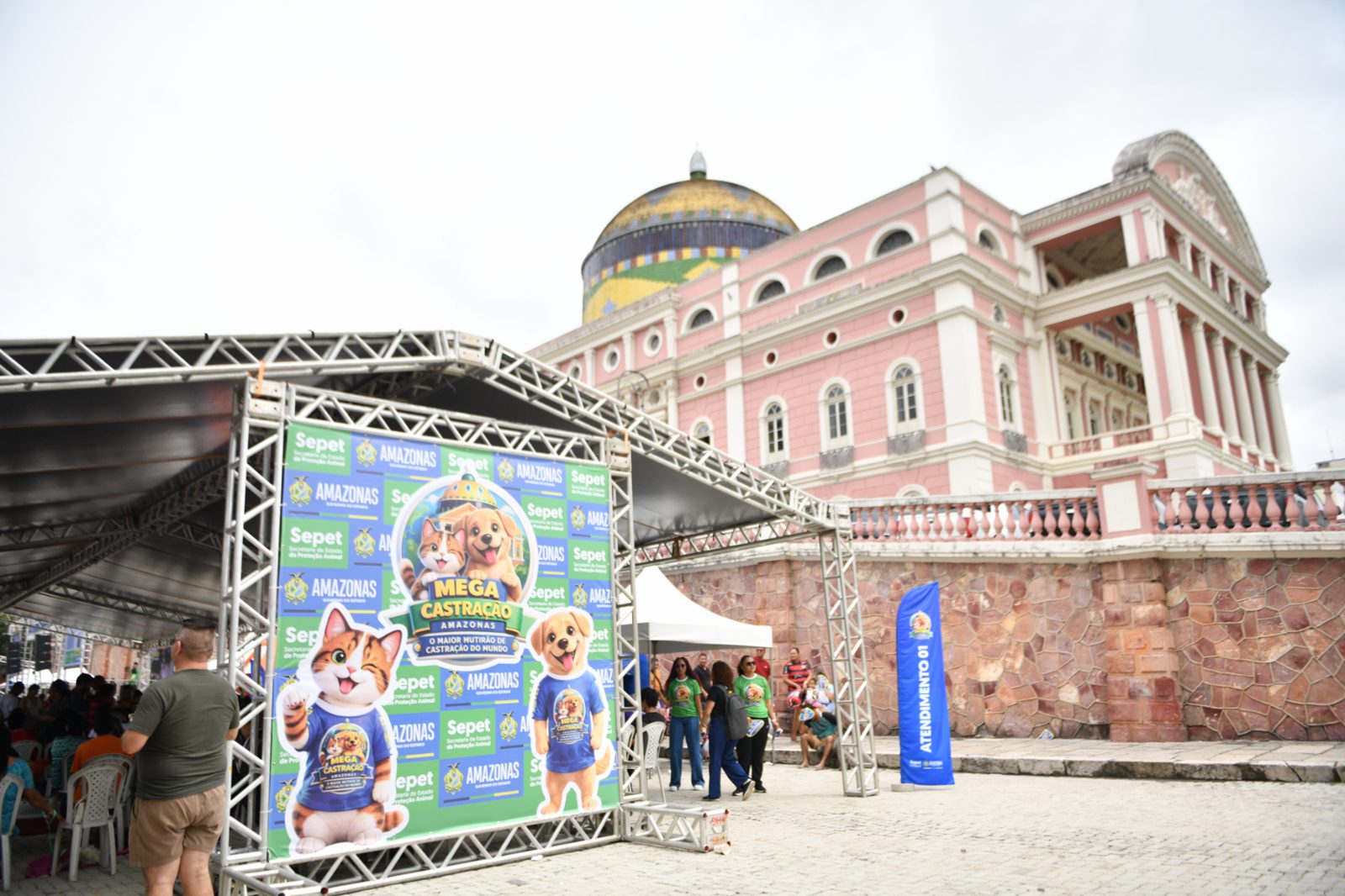 The SEPET mass neutering event outside the Teatro Amazonas, Manaus